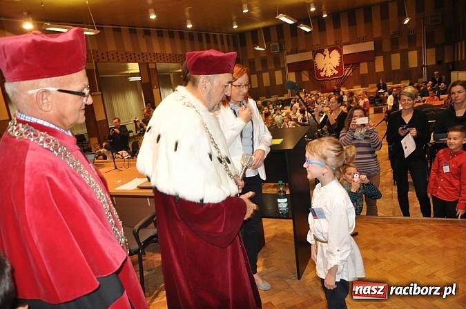 Zdjęcie w galerii na portalu naszraciborz.pl: Najmłodsi raciborscy żacy rozpoczęli swój rok akademicki wiadomości z regionu