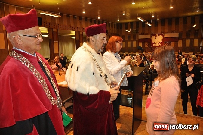 Zdjęcie w galerii na portalu naszraciborz.pl: Najmłodsi raciborscy żacy rozpoczęli swój rok akademicki wiadomości z regionu