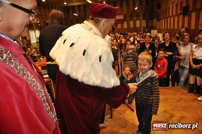Zdjęcie w galerii na portalu naszraciborz.pl: Najmłodsi raciborscy żacy rozpoczęli swój rok akademicki wiadomości z regionu