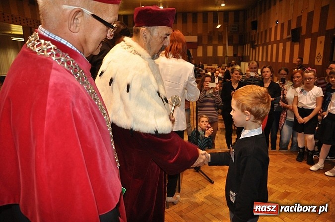 Zdjęcie w galerii na portalu naszraciborz.pl: Najmłodsi raciborscy żacy rozpoczęli swój rok akademicki wiadomości z regionu