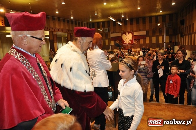 Zdjęcie w galerii na portalu naszraciborz.pl: Najmłodsi raciborscy żacy rozpoczęli swój rok akademicki wiadomości z regionu