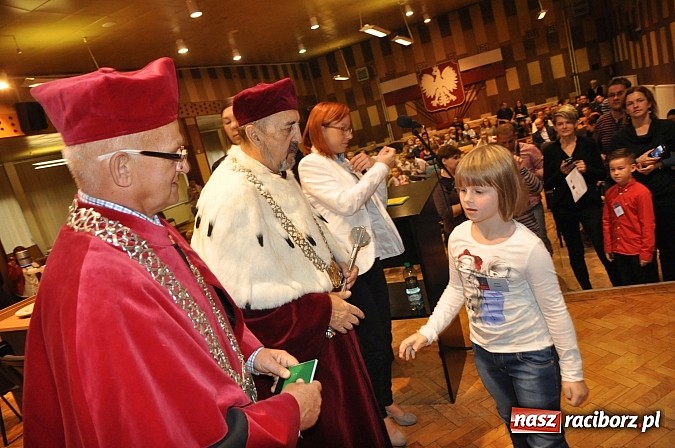 Zdjęcie w galerii na portalu naszraciborz.pl: Najmłodsi raciborscy żacy rozpoczęli swój rok akademicki wiadomości z regionu