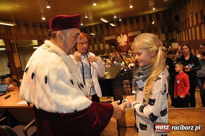 Zdjęcie w galerii na portalu naszraciborz.pl: Najmłodsi raciborscy żacy rozpoczęli swój rok akademicki wiadomości z regionu