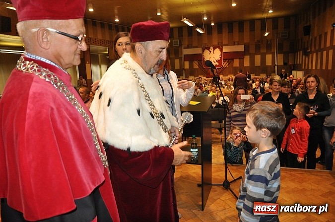 Zdjęcie w galerii na portalu naszraciborz.pl: Najmłodsi raciborscy żacy rozpoczęli swój rok akademicki wiadomości z regionu