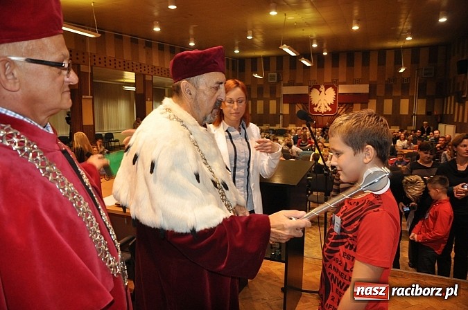 Zdjęcie w galerii na portalu naszraciborz.pl: Najmłodsi raciborscy żacy rozpoczęli swój rok akademicki wiadomości z regionu