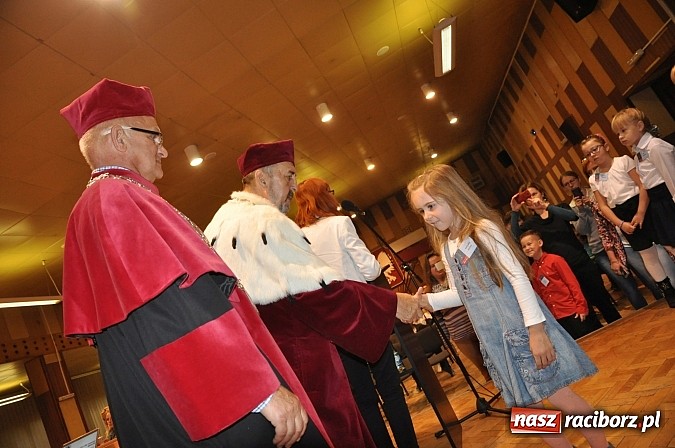 Zdjęcie w galerii na portalu naszraciborz.pl: Najmłodsi raciborscy żacy rozpoczęli swój rok akademicki wiadomości z regionu