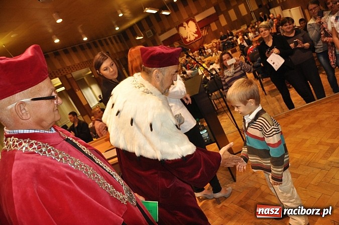 Zdjęcie w galerii na portalu naszraciborz.pl: Najmłodsi raciborscy żacy rozpoczęli swój rok akademicki wiadomości z regionu