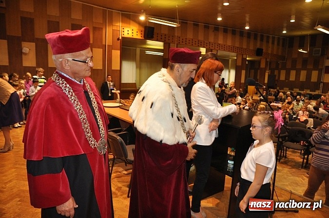 Zdjęcie w galerii na portalu naszraciborz.pl: Najmłodsi raciborscy żacy rozpoczęli swój rok akademicki wiadomości z regionu
