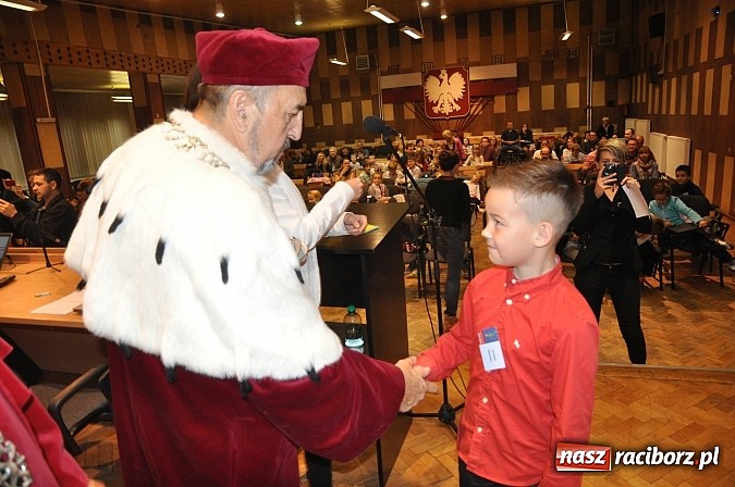 Zdjęcie w galerii na portalu naszraciborz.pl: Najmłodsi raciborscy żacy rozpoczęli swój rok akademicki wiadomości z regionu