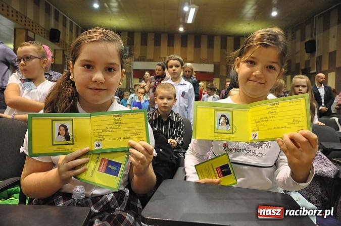 Zdjęcie w galerii na portalu naszraciborz.pl: Najmłodsi raciborscy żacy rozpoczęli swój rok akademicki wiadomości z regionu
