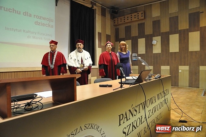 Zdjęcie w galerii na portalu naszraciborz.pl: Najmłodsi raciborscy żacy rozpoczęli swój rok akademicki wiadomości z regionu