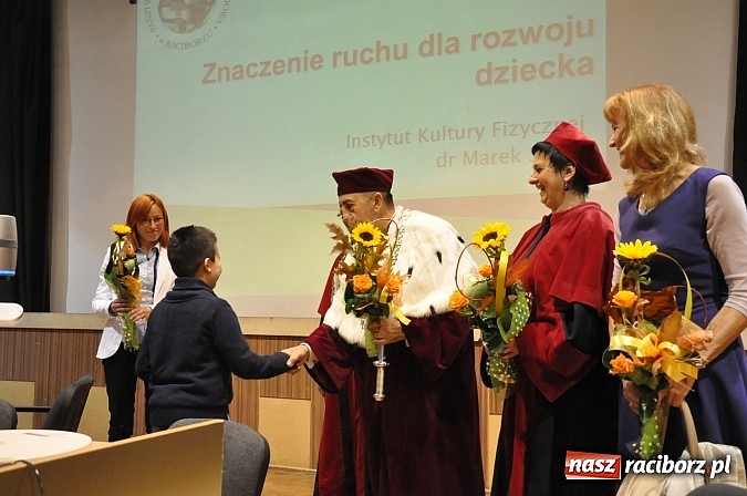 Zdjęcie w galerii na portalu naszraciborz.pl: Najmłodsi raciborscy żacy rozpoczęli swój rok akademicki wiadomości z regionu