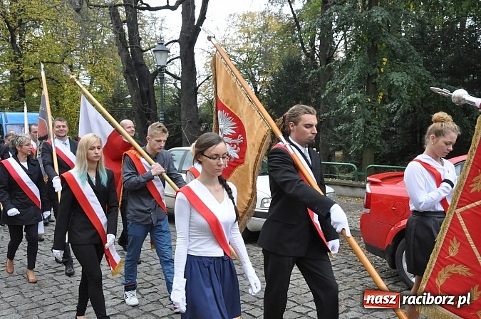 Zdjęcie w galerii na portalu naszraciborz.pl: Polskie sokoły zjechały na raciborski zamek wiadomości z regionu