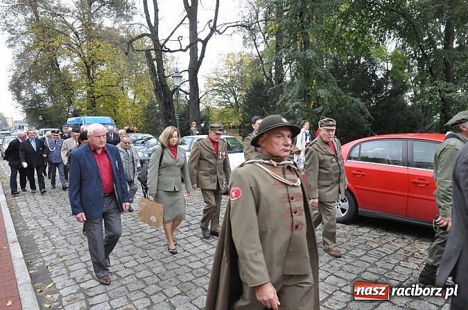 Zdjęcie w galerii na portalu naszraciborz.pl: Polskie sokoły zjechały na raciborski zamek wiadomości z regionu
