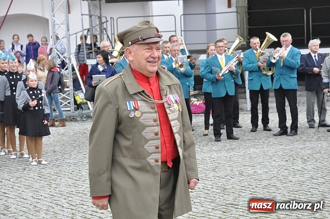 Zdjęcie w galerii na portalu naszraciborz.pl: Polskie sokoły zjechały na raciborski zamek wiadomości z regionu