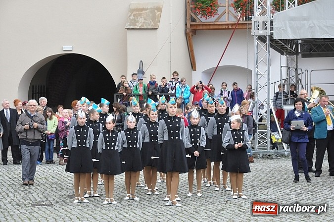 Zdjęcie w galerii na portalu naszraciborz.pl: Polskie sokoły zjechały na raciborski zamek wiadomości z regionu