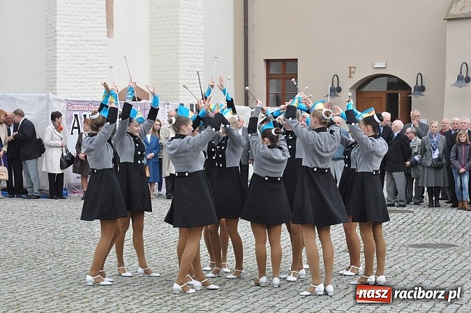 Zdjęcie w galerii na portalu naszraciborz.pl: Polskie sokoły zjechały na raciborski zamek wiadomości z regionu