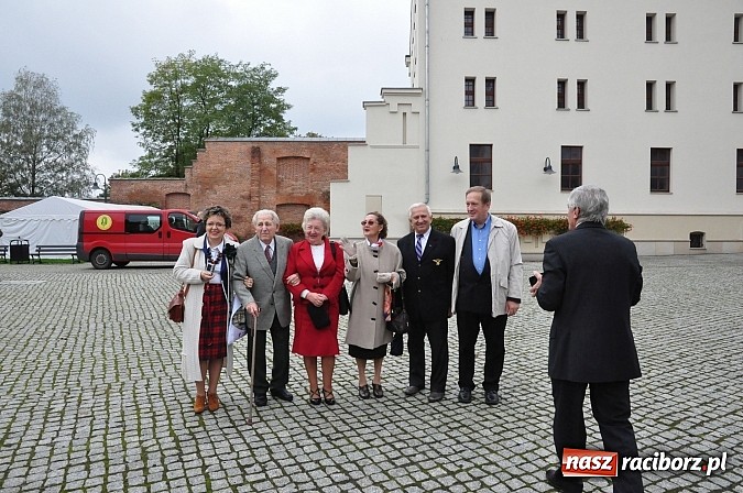 Zdjęcie w galerii na portalu naszraciborz.pl: Polskie sokoły zjechały na raciborski zamek wiadomości z regionu