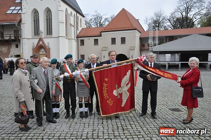 Zdjęcie w galerii na portalu naszraciborz.pl: Polskie sokoły zjechały na raciborski zamek wiadomości z regionu
