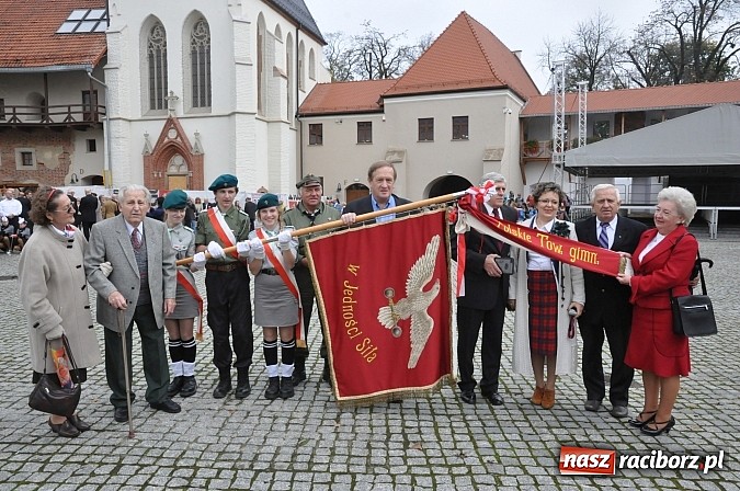 Zdjęcie w galerii na portalu naszraciborz.pl: Polskie sokoły zjechały na raciborski zamek wiadomości z regionu