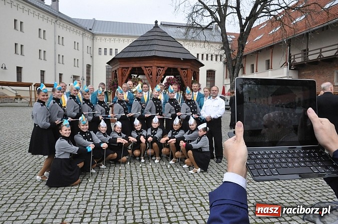 Zdjęcie w galerii na portalu naszraciborz.pl: Polskie sokoły zjechały na raciborski zamek wiadomości z regionu