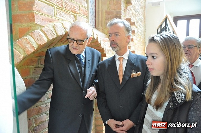 Zdjęcie w galerii na portalu naszraciborz.pl: Polskie sokoły zjechały na raciborski zamek wiadomości z regionu