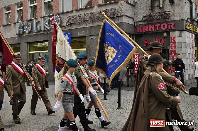 Zdjęcie w galerii na portalu naszraciborz.pl: Polskie sokoły zjechały na raciborski zamek wiadomości z regionu