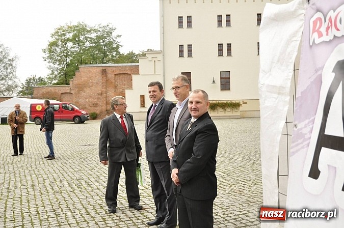 Zdjęcie w galerii na portalu naszraciborz.pl: Polskie sokoły zjechały na raciborski zamek wiadomości z regionu