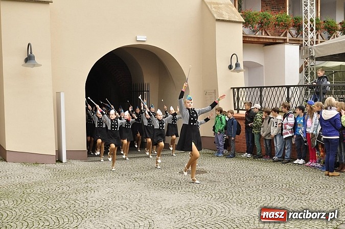 Zdjęcie w galerii na portalu naszraciborz.pl: Polskie sokoły zjechały na raciborski zamek wiadomości z regionu