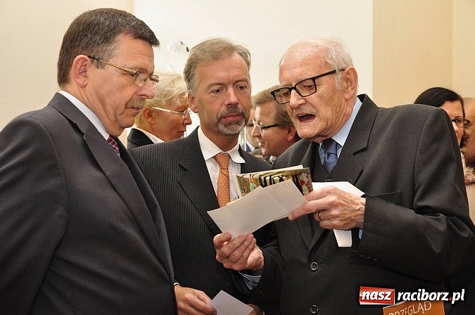 Zdjęcie w galerii na portalu naszraciborz.pl: Polskie sokoły zjechały na raciborski zamek wiadomości z regionu