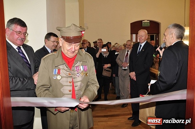 Zdjęcie w galerii na portalu naszraciborz.pl: Polskie sokoły zjechały na raciborski zamek wiadomości z regionu
