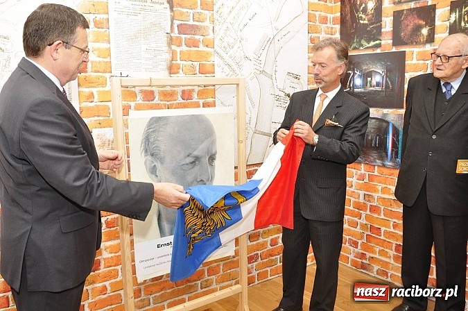 Zdjęcie w galerii na portalu naszraciborz.pl: Polskie sokoły zjechały na raciborski zamek wiadomości z regionu