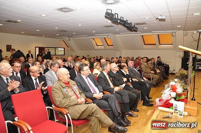 Zdjęcie w galerii na portalu naszraciborz.pl: Polskie sokoły zjechały na raciborski zamek wiadomości z regionu