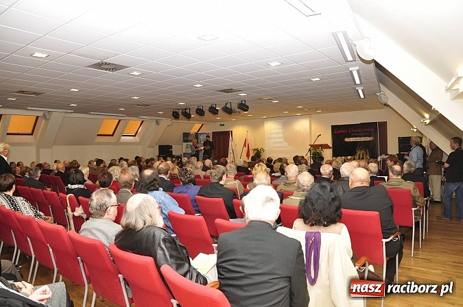 Zdjęcie w galerii na portalu naszraciborz.pl: Polskie sokoły zjechały na raciborski zamek wiadomości z regionu