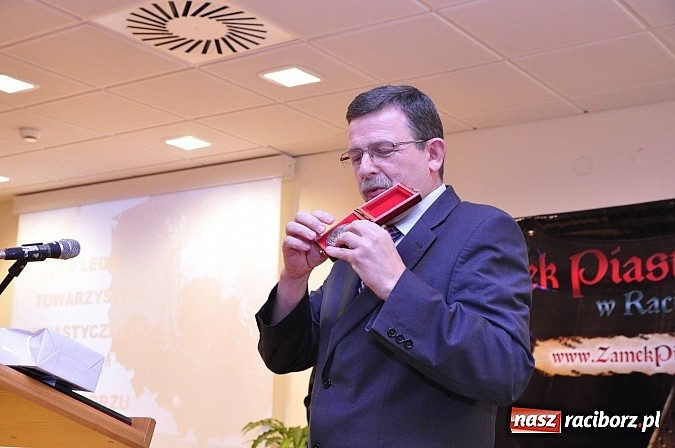 Zdjęcie w galerii na portalu naszraciborz.pl: Polskie sokoły zjechały na raciborski zamek wiadomości z regionu