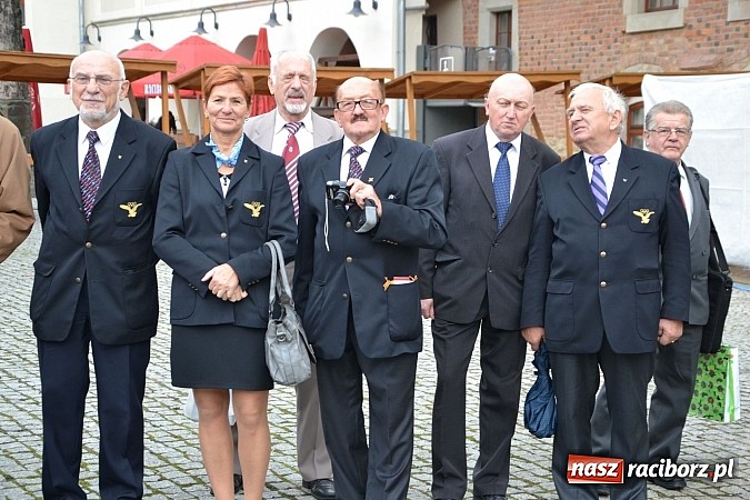 Zdjęcie w galerii na portalu naszraciborz.pl: Polskie sokoły zjechały na raciborski zamek wiadomości z regionu