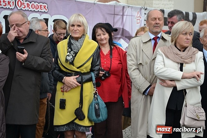 Zdjęcie w galerii na portalu naszraciborz.pl: Polskie sokoły zjechały na raciborski zamek wiadomości z regionu