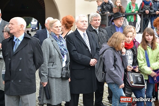 Zdjęcie w galerii na portalu naszraciborz.pl: Polskie sokoły zjechały na raciborski zamek wiadomości z regionu