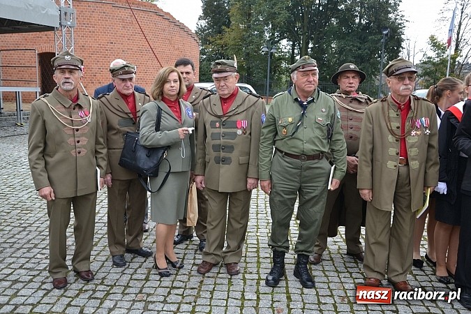 Zdjęcie w galerii na portalu naszraciborz.pl: Polskie sokoły zjechały na raciborski zamek wiadomości z regionu