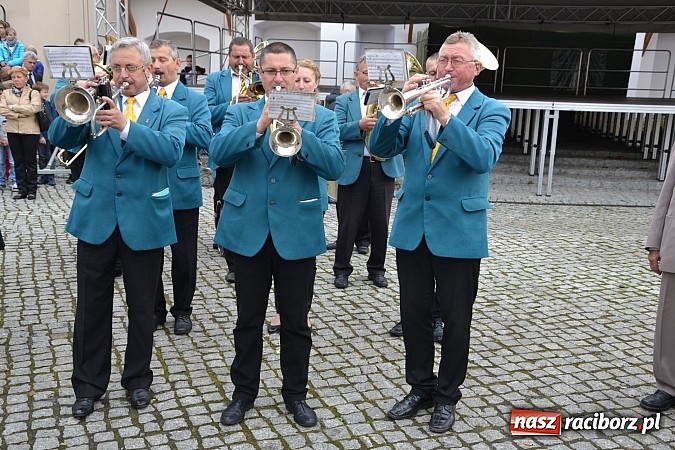 Zdjęcie w galerii na portalu naszraciborz.pl: Polskie sokoły zjechały na raciborski zamek wiadomości z regionu