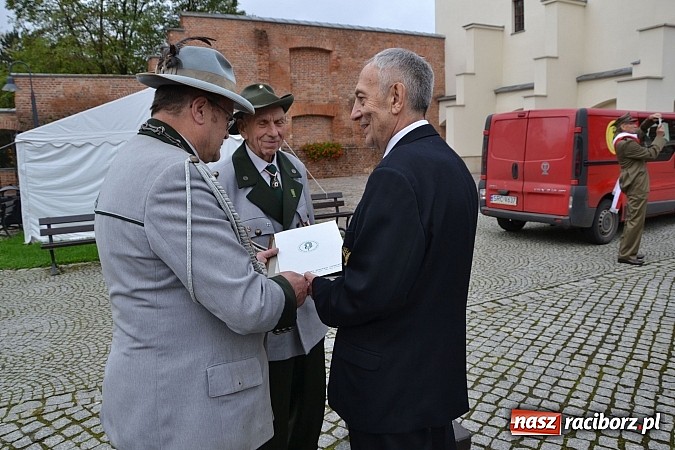 Zdjęcie w galerii na portalu naszraciborz.pl: Polskie sokoły zjechały na raciborski zamek wiadomości z regionu