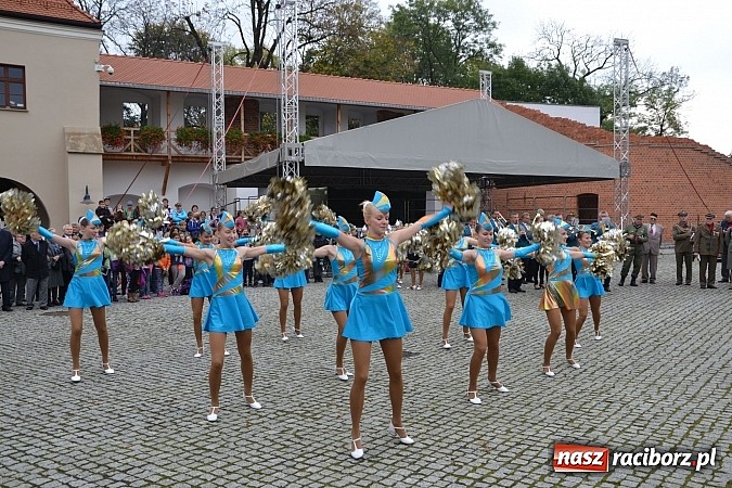 Zdjęcie w galerii na portalu naszraciborz.pl: Polskie sokoły zjechały na raciborski zamek wiadomości z regionu