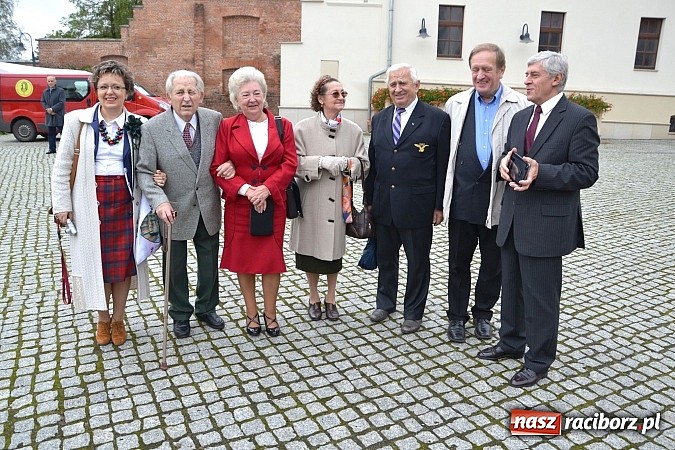 Zdjęcie w galerii na portalu naszraciborz.pl: Polskie sokoły zjechały na raciborski zamek wiadomości z regionu