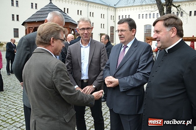 Zdjęcie w galerii na portalu naszraciborz.pl: Polskie sokoły zjechały na raciborski zamek wiadomości z regionu