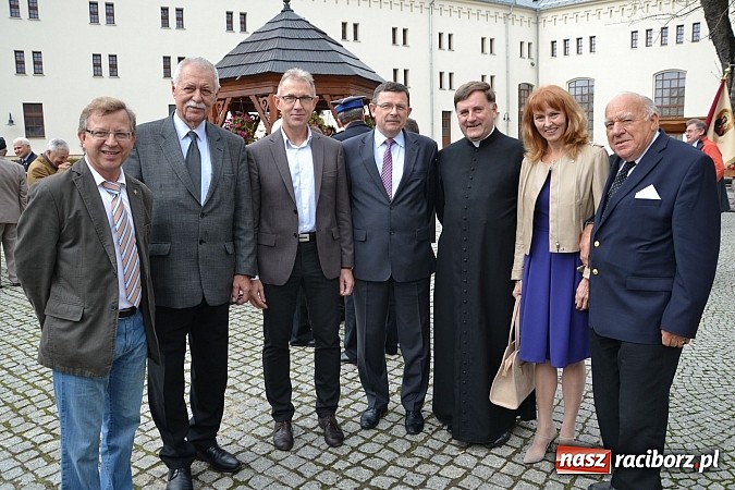 Zdjęcie w galerii na portalu naszraciborz.pl: Polskie sokoły zjechały na raciborski zamek wiadomości z regionu