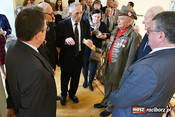 Zdjęcie w galerii na portalu naszraciborz.pl: Polskie sokoły zjechały na raciborski zamek wiadomości z regionu