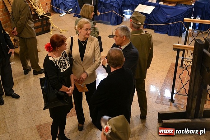 Zdjęcie w galerii na portalu naszraciborz.pl: Polskie sokoły zjechały na raciborski zamek wiadomości z regionu