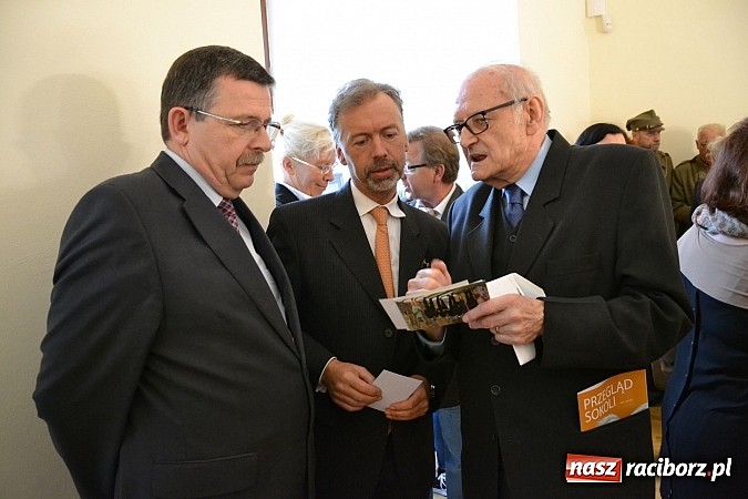 Zdjęcie w galerii na portalu naszraciborz.pl: Polskie sokoły zjechały na raciborski zamek wiadomości z regionu