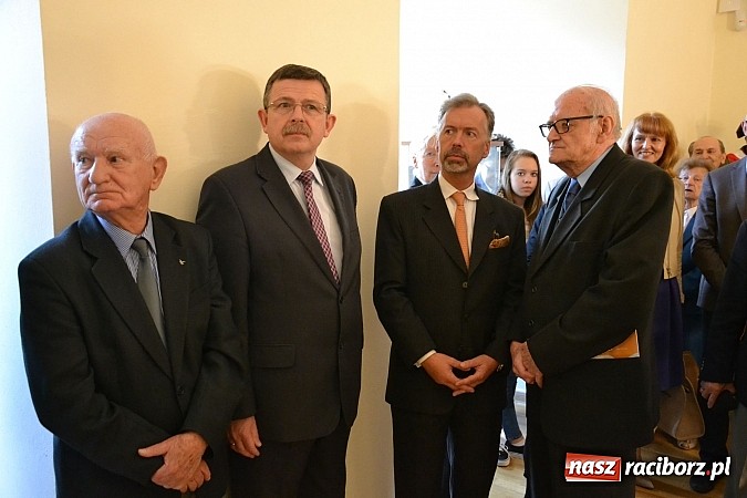 Zdjęcie w galerii na portalu naszraciborz.pl: Polskie sokoły zjechały na raciborski zamek wiadomości z regionu