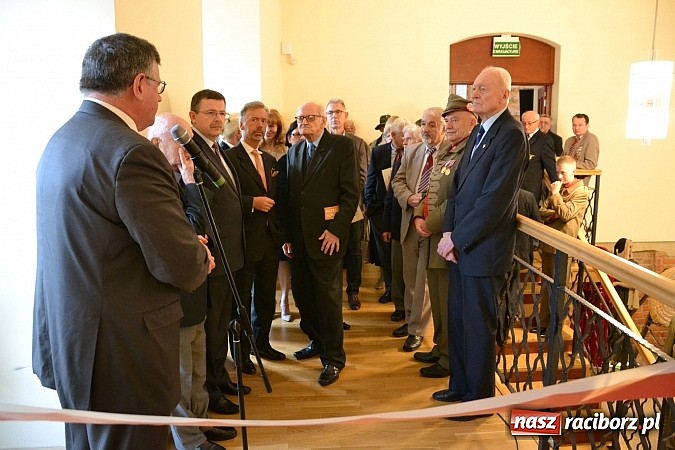 Zdjęcie w galerii na portalu naszraciborz.pl: Polskie sokoły zjechały na raciborski zamek wiadomości z regionu